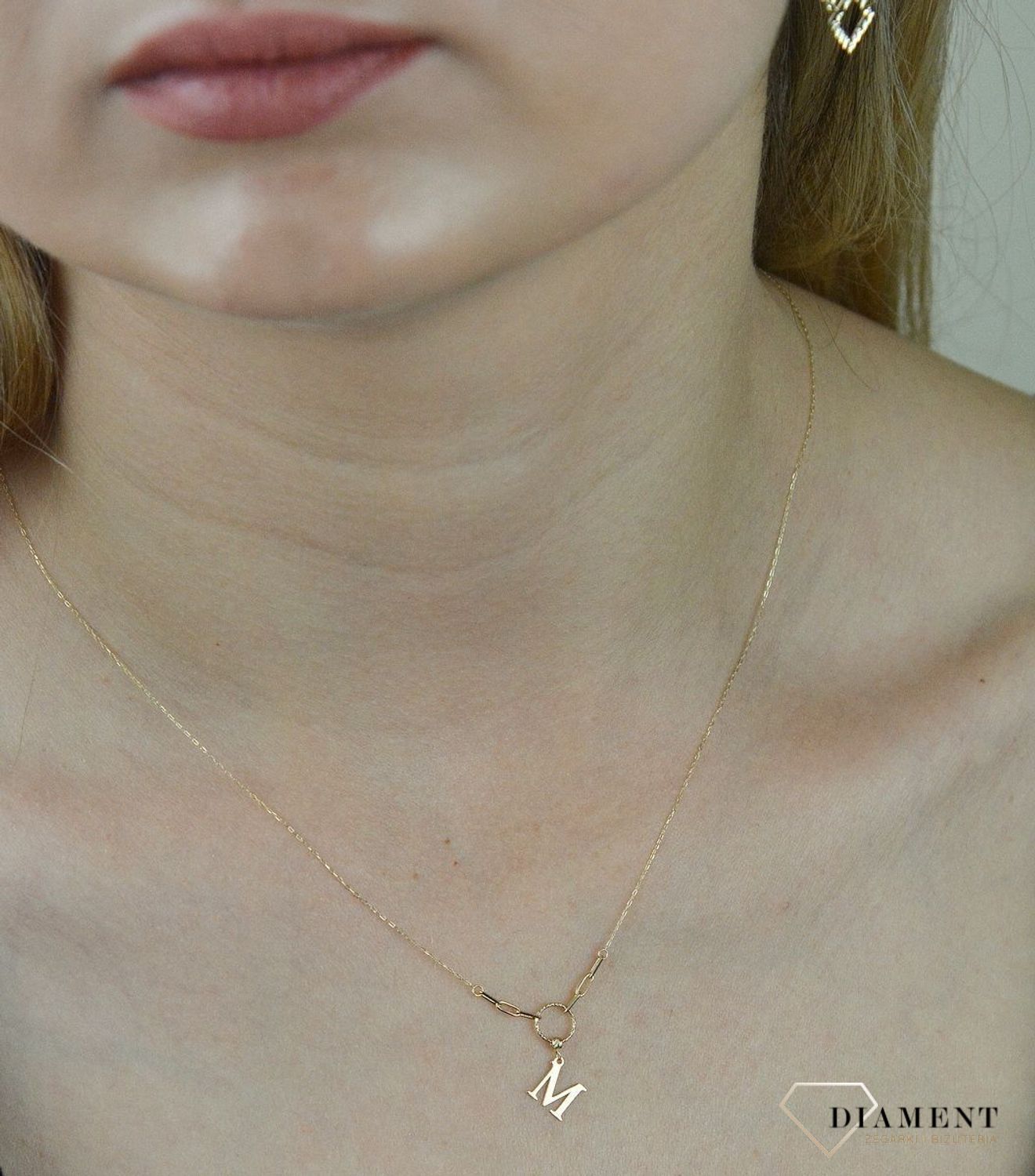 Złoty naszyjnik celebrytka z literka M. NA 3187M. Złoty naszyjnik celebrytka. Naszyjnik złoty z literką M. Naszyjnik celebrytka na prezent. Naszyjnik idealny na prezent. Złoty naszyjnik modna celebrytka. Na.png